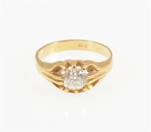 Lot 203 - A lady's/gentleman's diamond solitaire ring, the old brilliant cut stone claw set in an all yellow gold mount