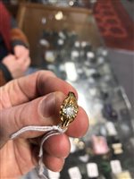 Lot 203 - A lady's/gentleman's diamond solitaire ring, the old brilliant cut stone claw set in an all yellow gold mount
