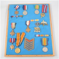 Lot 147 - A board of WW1 and WW2 medals, including 1914 Star, British War Medal and Victory Medal awarded to 9238 Pte then L. Cpl J W Gibbs, 1/Linc R; 1914-15 Star awarded to SE-7723 Pte R B Waters, AVC