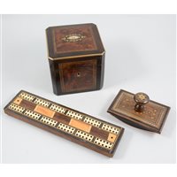 Lot 127 - A cribbage board inlaid with rosewood, satinwood and bone with pegs in sliding compartment to base, rocking desk blotter with parquetry inlay, square caddy