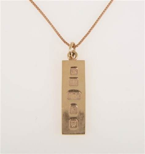 Lot 248 - A 9 carat yellow gold ingot and chain, the ingot measuring 42mm x 12mm, hallmarked London 1977, approximate weight 23.8gms, on a 1.1mm gauge box link chain 50cm long, 5gms.