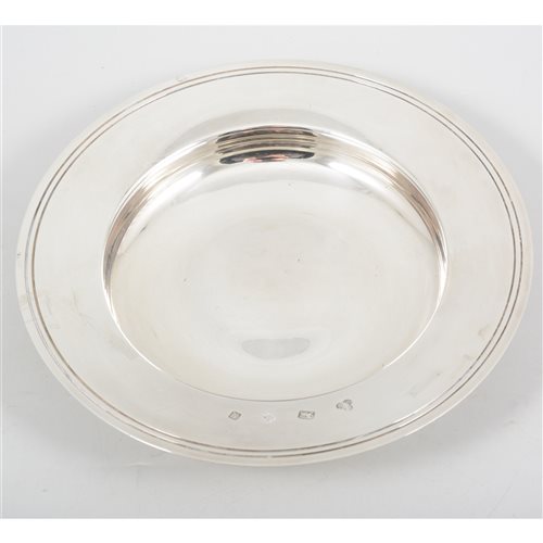 Lot 172 - A silver armada style dish by Wakely & Wheeler, 22cm diameter, plain polished finish, hallmarked London 1992, approximate weight 15.5oz.
