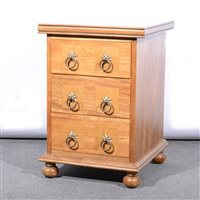 Lot 530 - A pair of hardwood bedside pedestal chests of three drawers