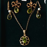 Lot 294 - A collection of peridot jewellery, a pair of oval faceted peridot and seed pearl bow 25mm drop earrings