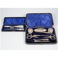 Lot 374 - A silver vanity set by Henry Matthews, cased, blue velvet lining, Birmingham 1899-1901 and Chester 1900; and a silver-handled shoe horn and button hook dressing set by Adie & Lovekin Ltd, cased, bl...