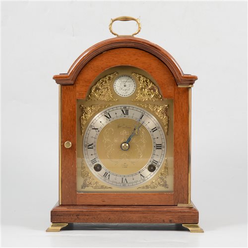 Lot 77 - Elliott mahogany cased bracket clock. gilt dial signed Beards of Cheltenham, movement striking on a bell, 25cm.