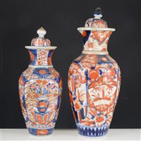 Lot 33 - A quantity of Imari wares, including two covered vases, plates and a charger.