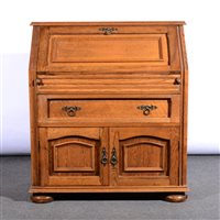 Lot 427 - Reproduction oak bureau