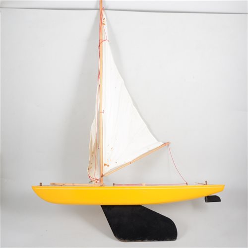 Lot 251 - Bowman racing pond yacht