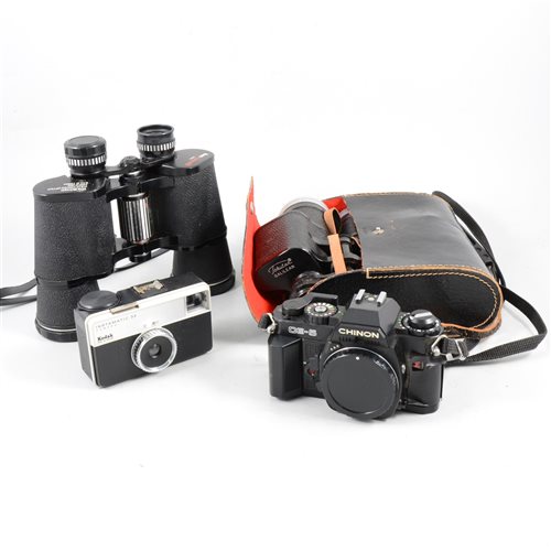 Lot 162 - Vintage cameras and binoculars; a collection of cameras and binoculars