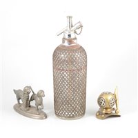 Lot 90 - A reproduction cast iron novelty money box with a bulldog and other items, one box.