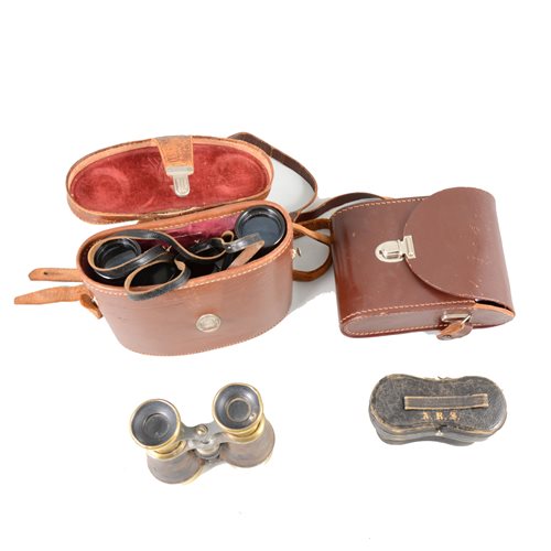 Lot 125 - Reproduction brass level and sets of binoculars.