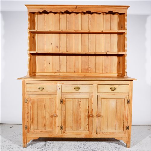 Lot 309 - Modern pine dresser