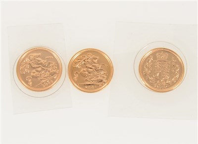 Lot 209 - Three Half Sovereigns - Queen Elizabeth II 2001, George & The Dragon back, 2002 Shield back, Golden Jubilee issue, 2003, George & The Dragon back, 50 Year Anniversary of The Coronation Year issue