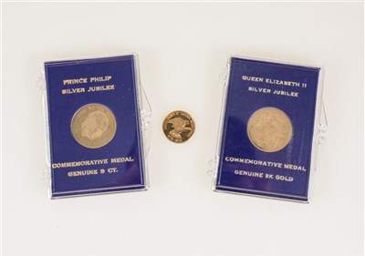 Lot 210 - Two 9 carat yellow gold commemorative medals -Queen Elizabeth II and Prince Philip Silver Jubilee, each weighing 2.5gms, one with certificate, both in plastic cases