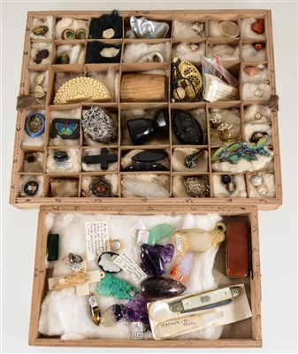 Lot 215 - A quantity of jewellery and objets d'art, including two pieces of carved amethyst, a mini mosaic, a mother-of-pearl game counter, jet brooches, a blue john pendant.