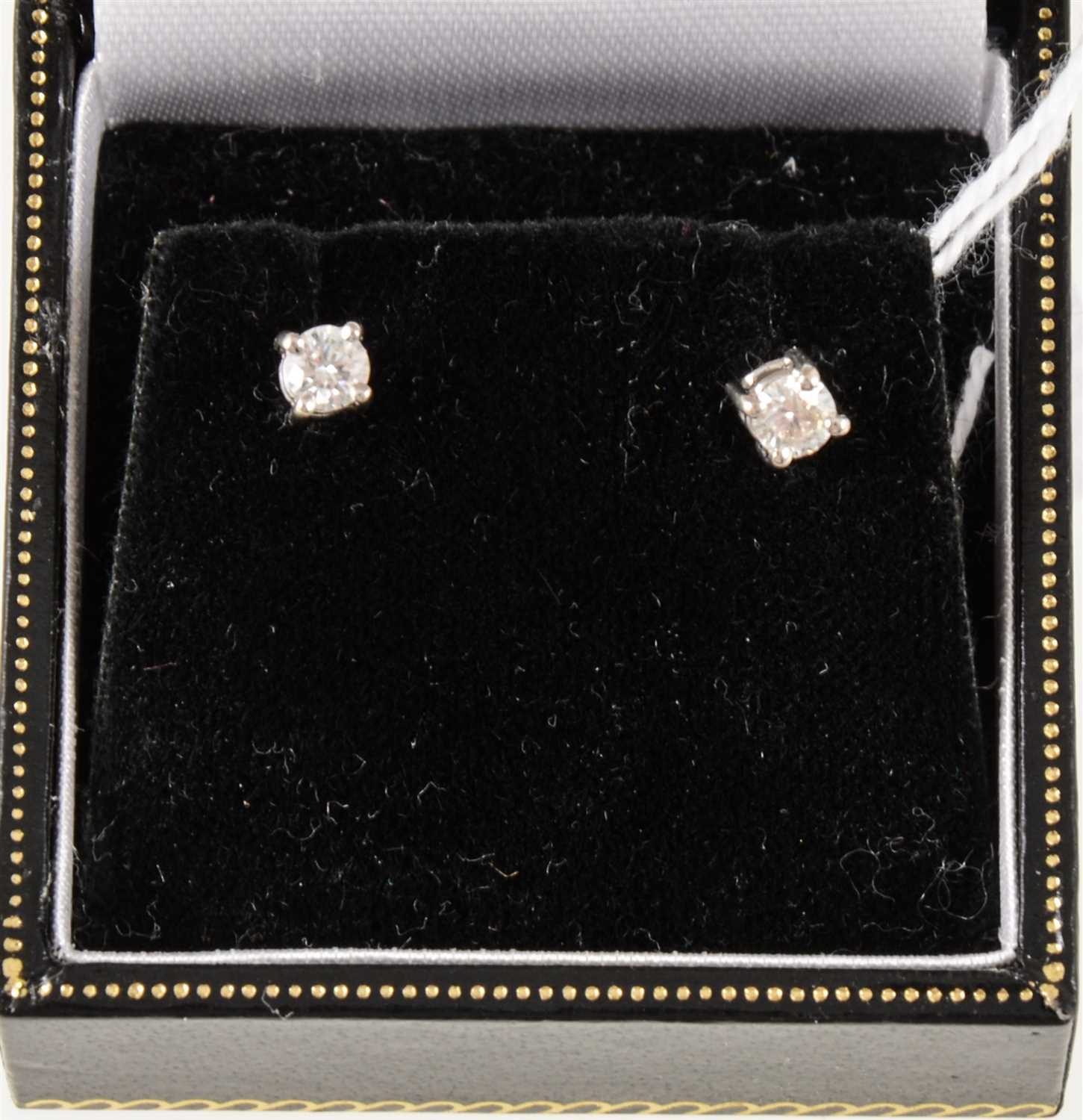 Lot 263 - A pair of diamond single stone earstuds