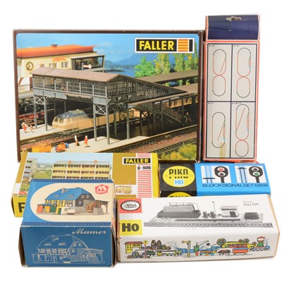 Lot 31 - HO gauge model railway track-side buildings, scenery, track, points, and controller