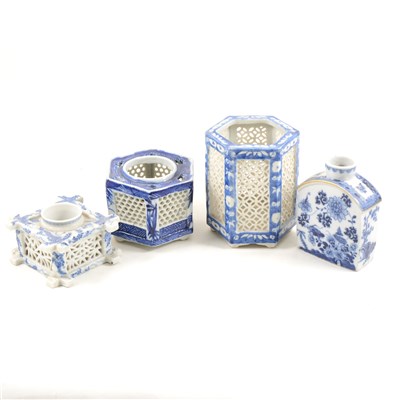 Lot 98 - Chinese Export porcelain blue and white tea caddy, ...