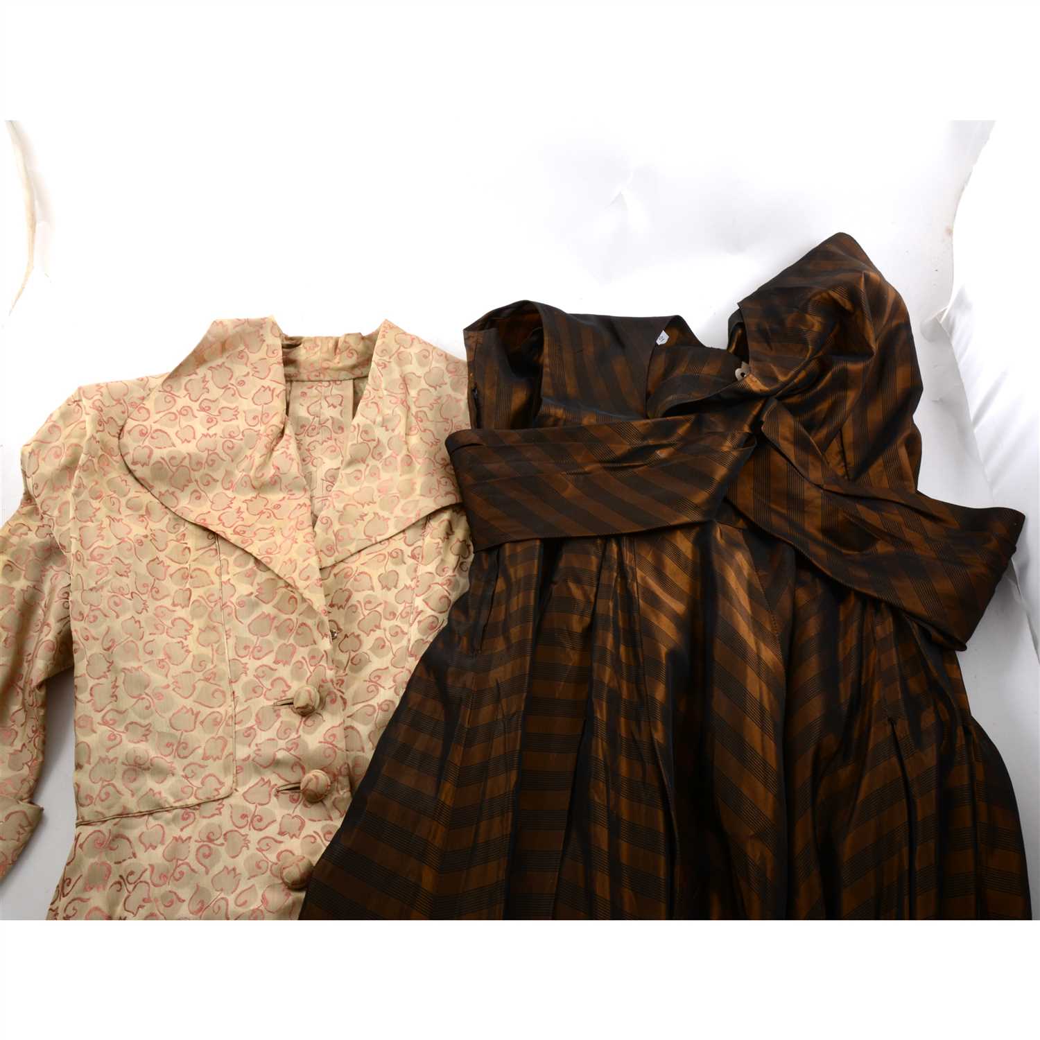 Lot 174 - A collection of vintage clothes