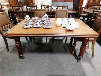 Lot 319 - A Victorian mahogany extending dining table