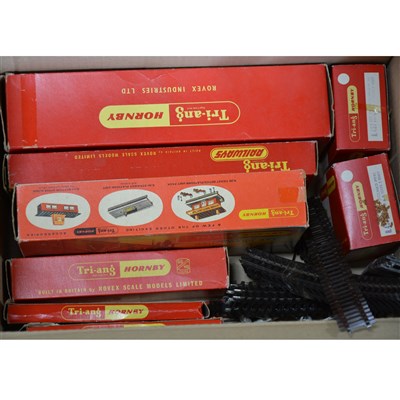Lot 87 - Tri-ang OO gauge railway set, other accessories and track