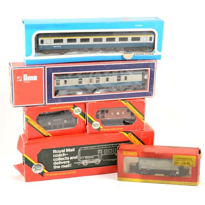Lot 88 - Large quantity of OO gauge railway wagons, coaches and accessories.