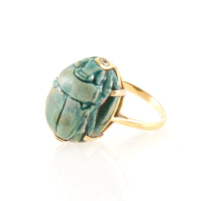 Lot 224 - A green scarab dress ring