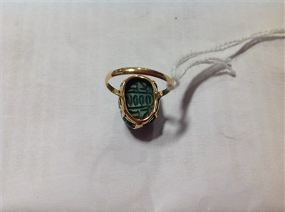 Lot 224 - A green scarab dress ring