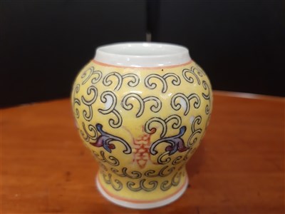 Lot 59 - Small Chinese famille rose ginger jar