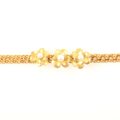 Lot 256 - A yellow metal bracelet set with cultured pearls
