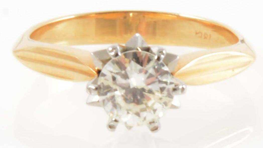 Lot 182 - A diamond solitaire ring