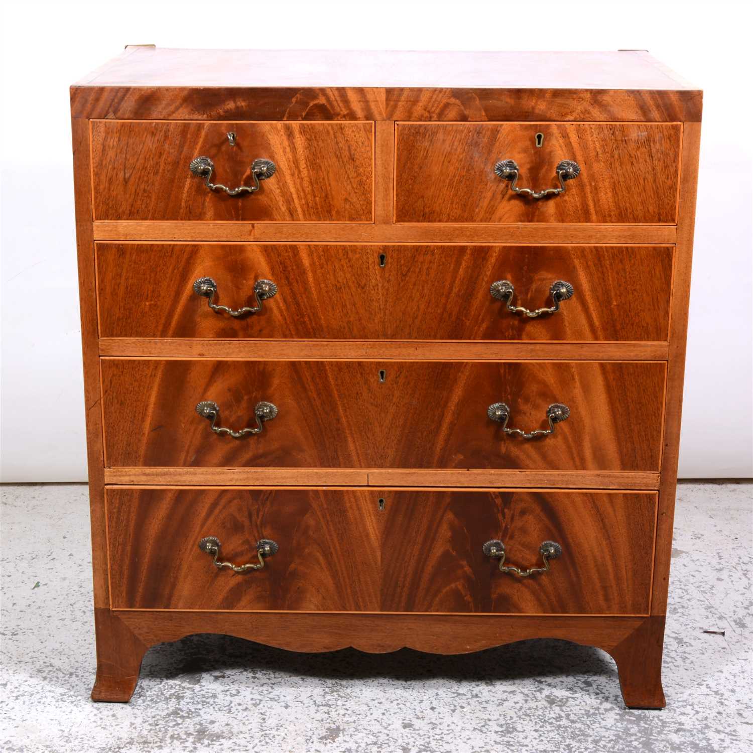 Lot 550 - Reproduction mahogany chest of drawers, of small size