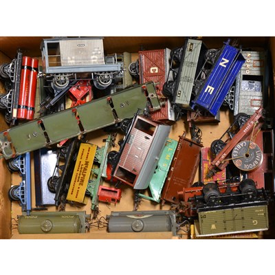 Lot 40 - O gauge railways wagons and rolling stock; mostly Hornby, one box.
