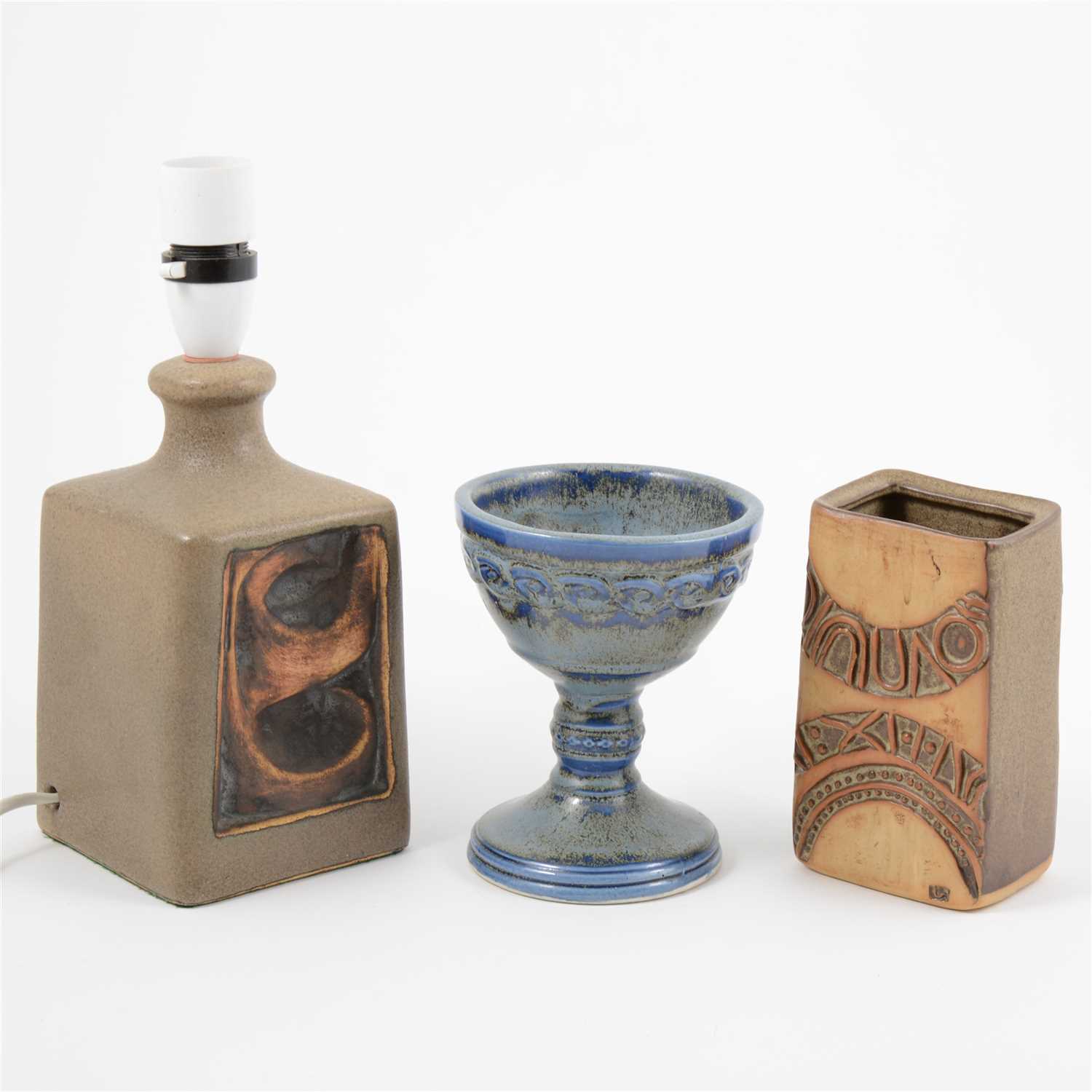 Lot 46 - A quantity of studio pottery and other ceramics