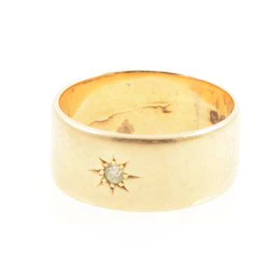 Lot 263 - An 18 carat yellow gold wedding band star gypsy set with a small old brilliant cut diamond