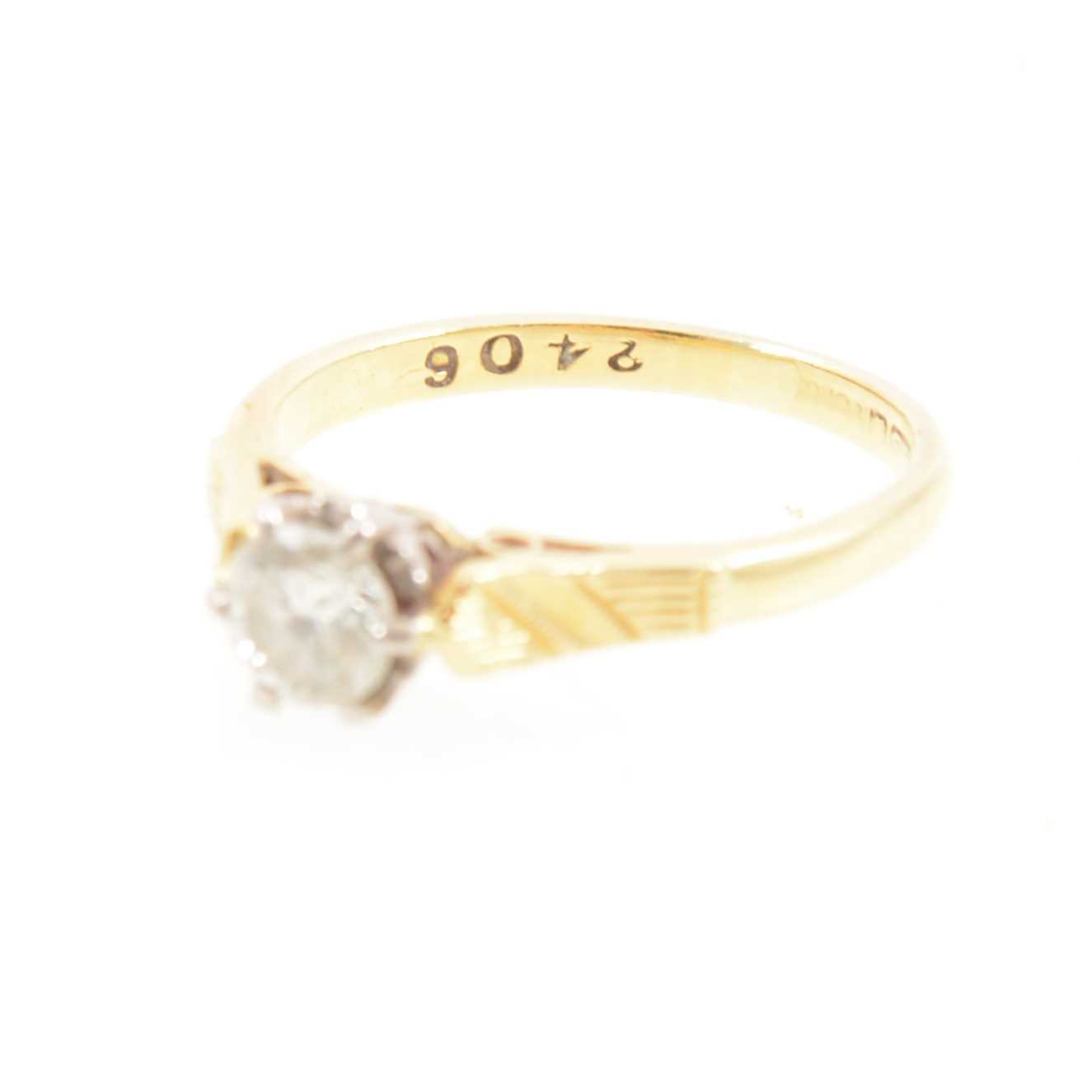 Lot 262 - A diamond solitaire ring