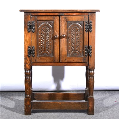 Lot 442 - A reproduction oak side cabinet