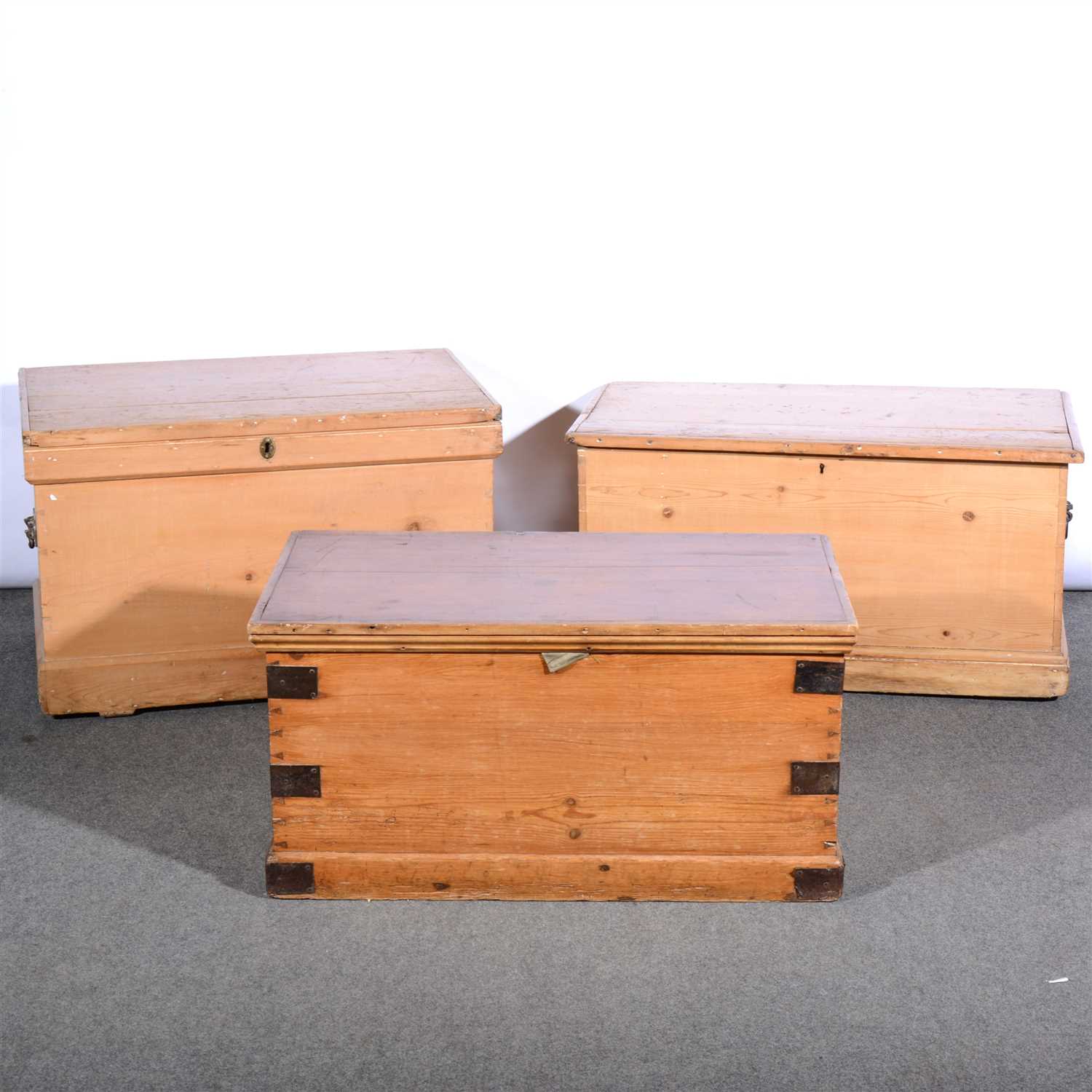 Lot 440 - A pine blanket box