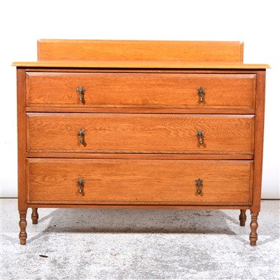 Lot 364 - Oak chest of drawers