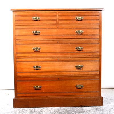 Lot 366 - Edwardian walnut chest of drawers