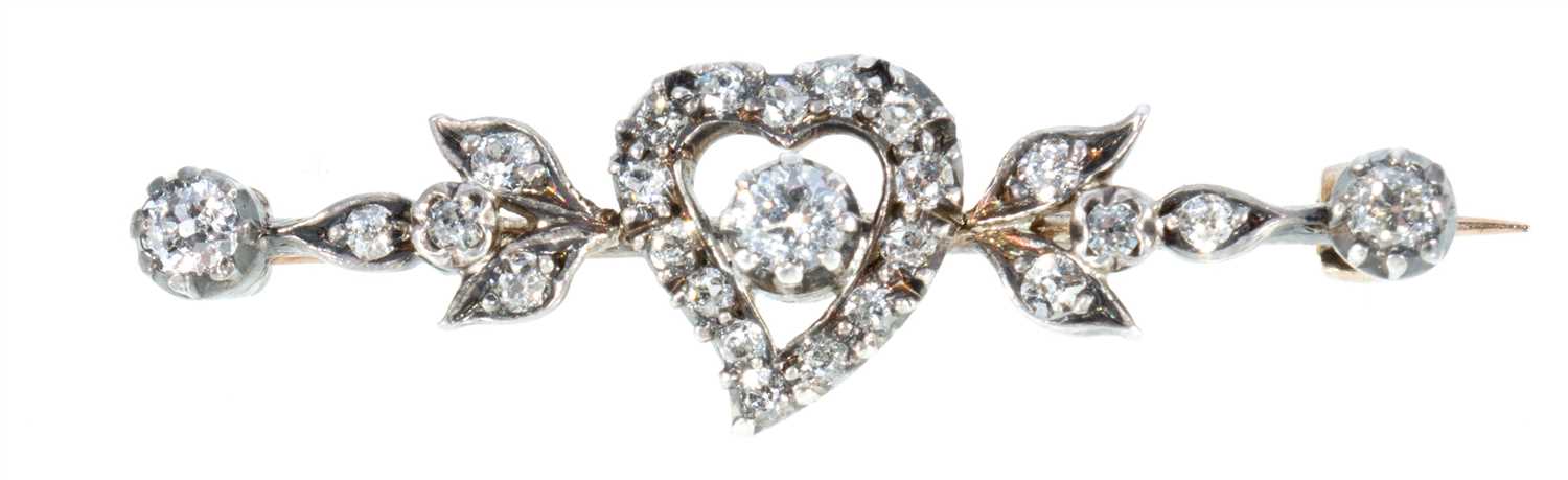Lot 169 - A diamond set sweetheart brooch