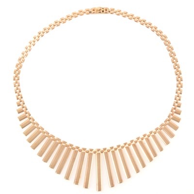 Lot 237 - A 9 carat yellow gold fringe necklace.