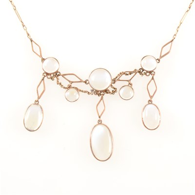 Lot 258 - A moonstone necklace