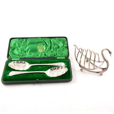Lot 207 - A pair of cased silver-plated berry spoons, a novelty toast rack formed as a swan
