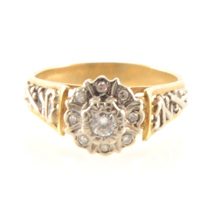 Lot 244 - A vintage diamond cluster ring.