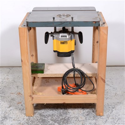 Lot 608 - Cast iron spindle/router table with heavy duty router.