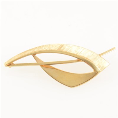 Lot 249 - An abstract 9 carat yellow gold brooch, 4.2gms.