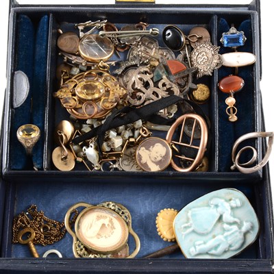 Lot 216 - A jewel box containing Victorian and later jewellery, damage to many pieces.
