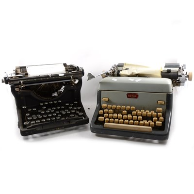 Lot 120 - Underwood vintage typewriter and a Royal typewriter, (2).